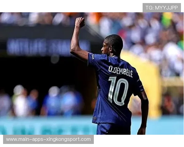 登贝莱带球吸引防守注意